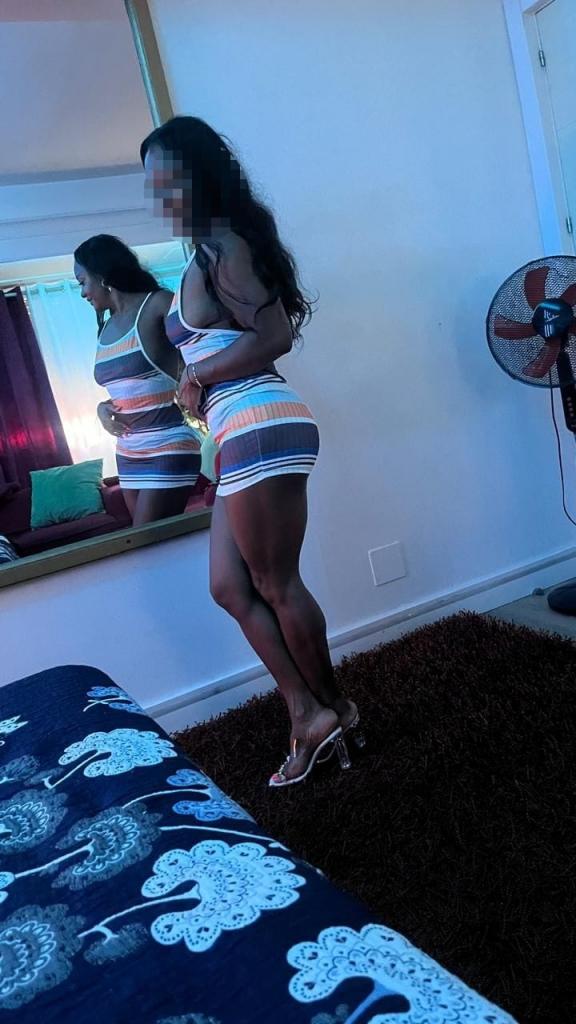 643994428: Chica busca chico en Sevilla