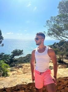 Chico busca chica en Ibiza: 