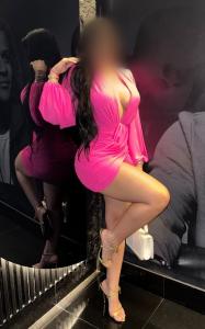 697700433: Chica busca chico en Barcelona