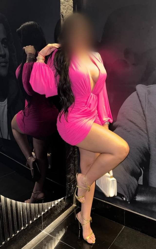 697700433: Chica busca chico en Barcelona