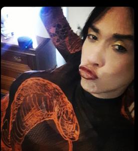 677179638: Travesti en León