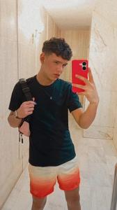 Chico busca chica en Granada: 