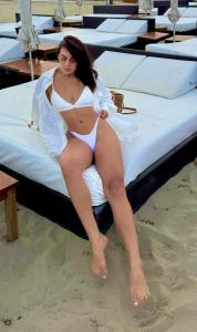 664214945: Chica busca chico en Ibiza