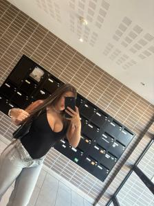 695601421: Chica busca chico en Barcelona